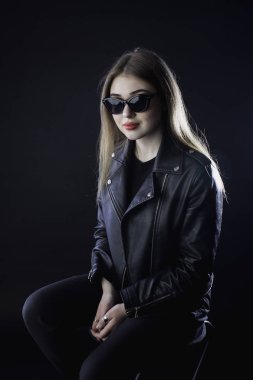 genç kız bir siyah deri ceket ve güneş gözlüğü bir da karşı