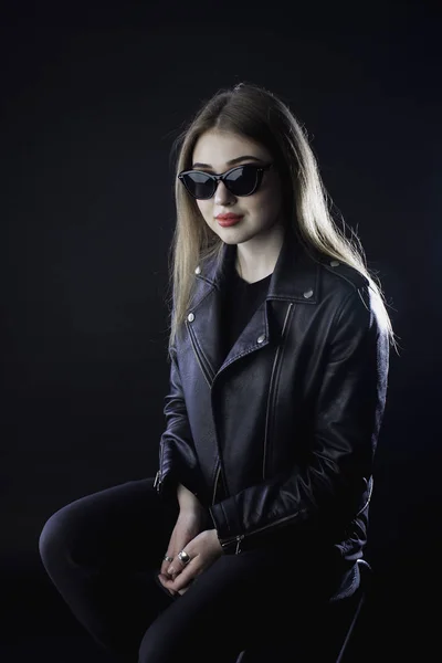 Chica Joven Una Chaqueta Cuero Negro Gafas Sol Contra — Foto de Stock