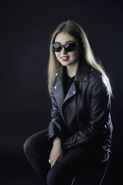 Chica Joven Una Chaqueta Cuero Negro Gafas Sol Contra — Foto de Stock