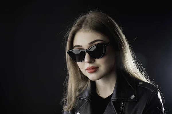 Portrait Une Jeune Fille Vêtue Une Veste Cuir Noir Sunglasse — Photo