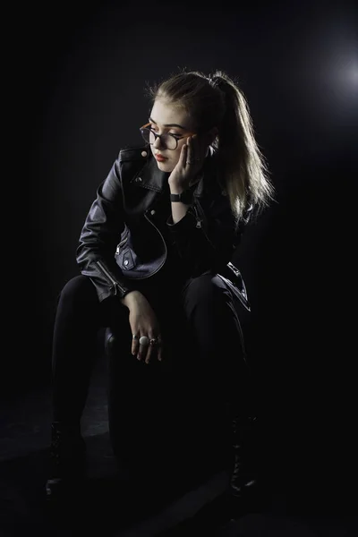 Niña Una Chaqueta Cuero Negro Gafas Respaldo Oscuro — Foto de Stock