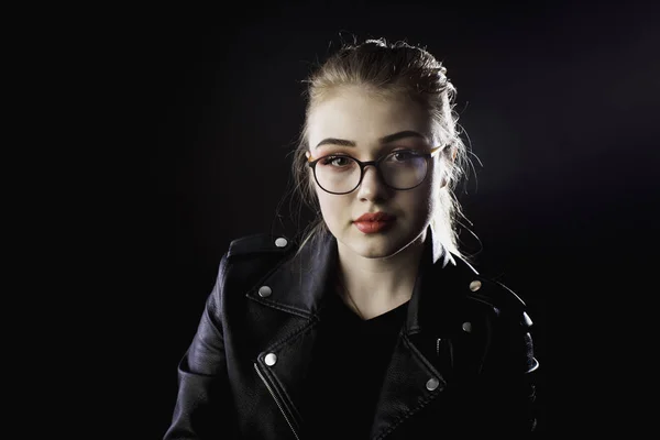 Retrato Una Joven Una Chaqueta Cuero Negro Gafas — Foto de Stock