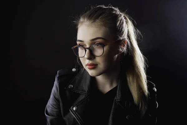 Retrato Una Joven Una Chaqueta Cuero Negro Gafas — Foto de Stock