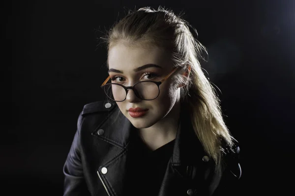 Retrato Una Joven Una Chaqueta Cuero Negro Gafas — Foto de Stock