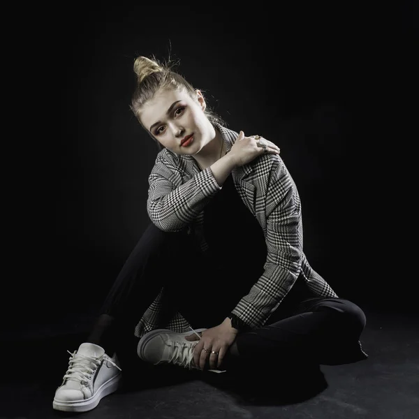 Chica Joven Una Chaqueta Gris Sobre Fondo Oscuro Estudio — Foto de Stock