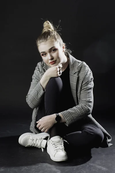 Chica Joven Una Chaqueta Gris Sobre Fondo Oscuro Estudio — Foto de Stock