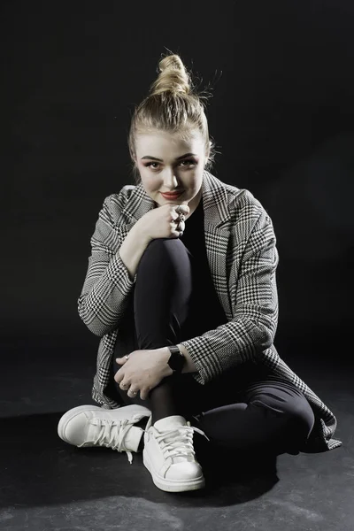 Chica Joven Una Chaqueta Gris Sobre Fondo Oscuro Estudio — Foto de Stock