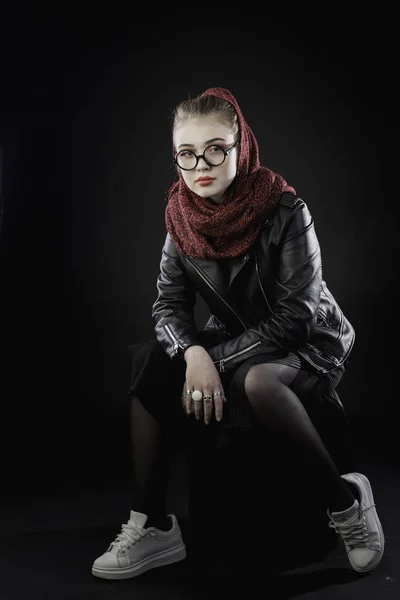 Niña Una Chaqueta Cuero Negro Gafas Respaldo Oscuro — Foto de Stock