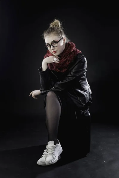 Niña Una Chaqueta Cuero Negro Gafas Respaldo Oscuro — Foto de Stock