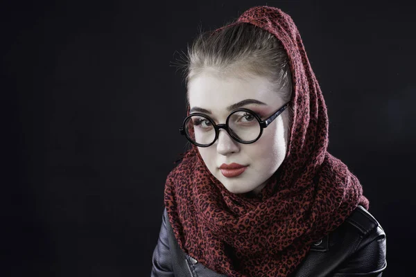 Retrato Una Joven Con Gafas Sobre Fondo Oscuro — Foto de Stock