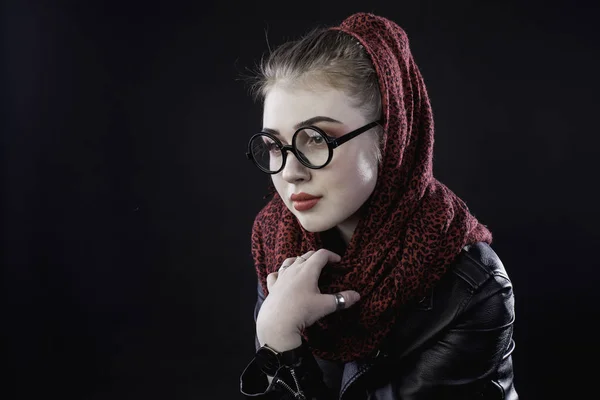 Πορτρέτο Του Ένα Νεαρό Κορίτσι Γυαλιά Σκούρο Φόντο Για — Φωτογραφία Αρχείου