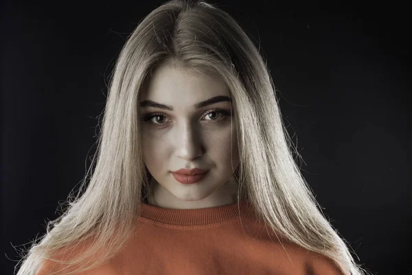 Portret Van Een Jong Meisje Een Oranje Trui Een Donkere — Stockfoto