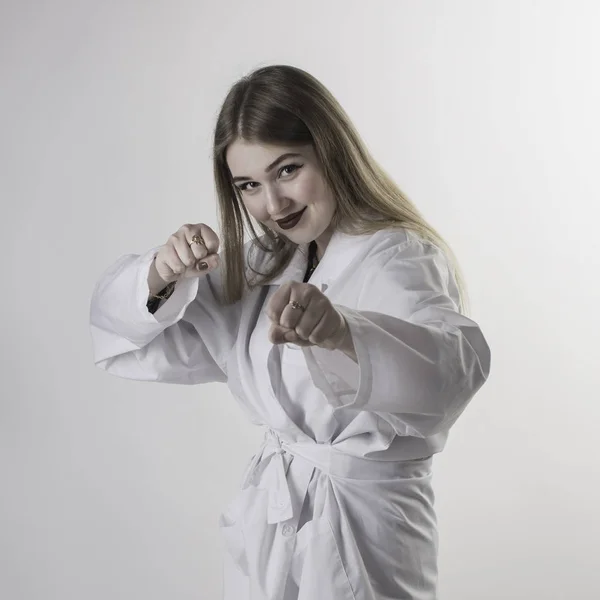 Portret Van Een Jong Meisje Een Witte Jas — Stockfoto