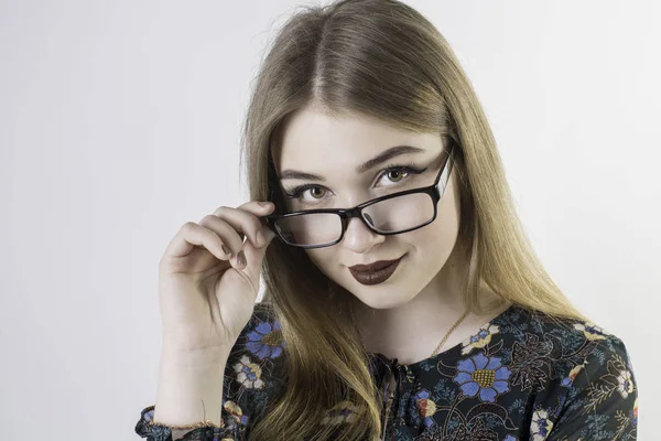 Retrato Una Joven Con Gafas — Foto de Stock