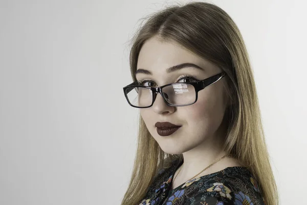 Retrato Una Joven Con Gafas — Foto de Stock