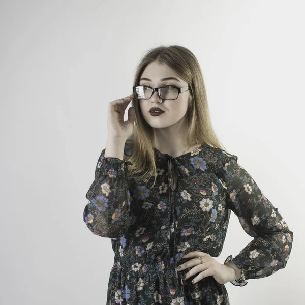 glasse genç bir kızla portresi
