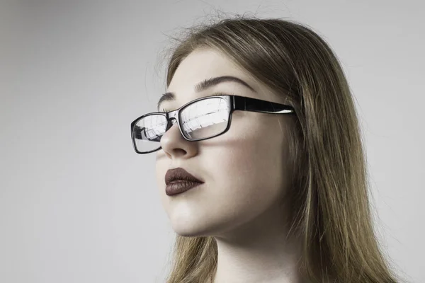 Retrato Una Joven Con Gafas — Foto de Stock