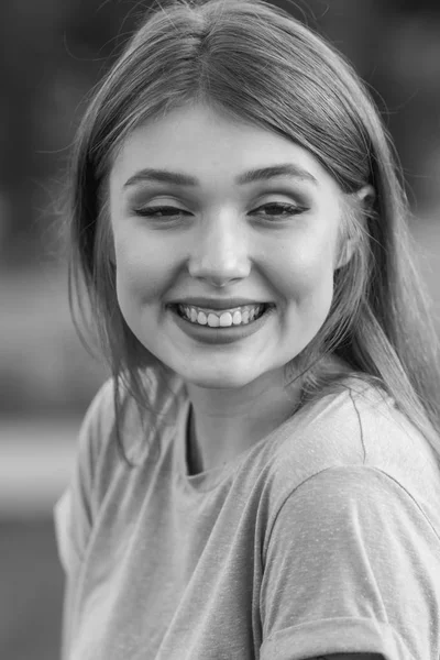 Portrait of a young girl — Stock Photo, Image