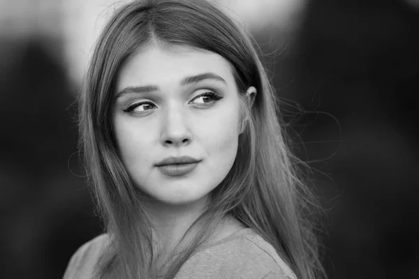 Portrait of a young girl — Stock Photo, Image