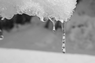 Çatıda buz saçakları