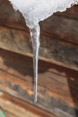 Çatıda buz saçakları