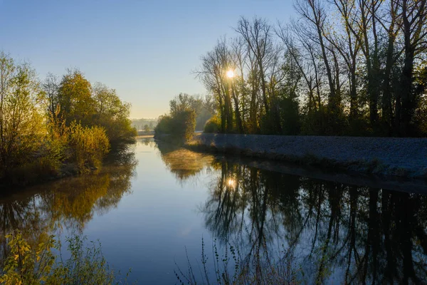 Freddo Cielo Azzurro Soleggiato Autunno Novembre Mattina Alba Fiume Con — Foto Stock