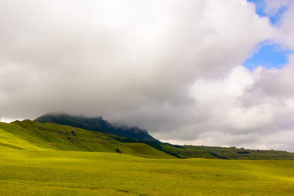 南アフリカ共和国 Drakensberge 風光明媚なパノラマ風景 緑の平面および密な雲の山 — ストック写真