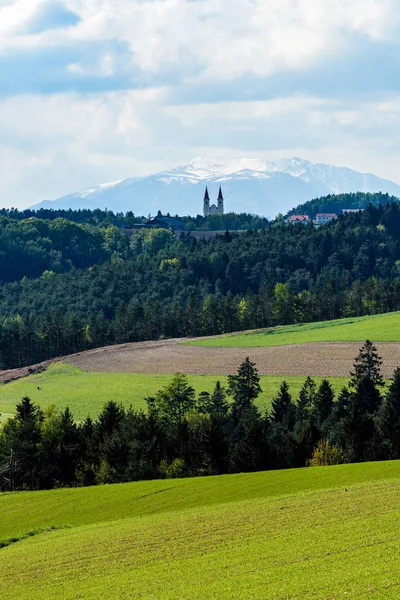 Panoramisch Uitzicht Een Platteland Met Bedevaartskerk Maria Schnee Oostenrijk Genoemd — Stockfoto