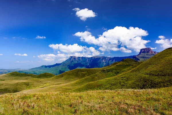 南アフリカ共和国の Drakensberge 山景色のよい広い色パノラマ — ストック写真