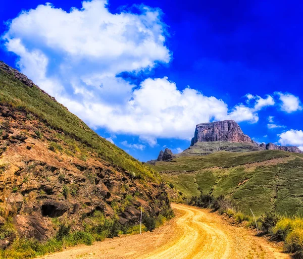晴れた日に青空と雲 立ち上がって前方方法 Drakensberge 山南アフリカ共和国の道のカラフルな風光明媚なパノラマ屋外写真 — ストック写真