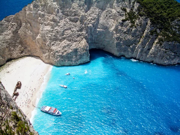 Navagio 따뜻한 색상에 절벽에서 모래만 화창한 파란색 잔잔한 바다는 그리스 — 스톡 사진