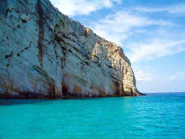 그리스에서 토스에 화창한 터키석 물으로 보트에서 본에서 바위의 파노라마 Seascape — 스톡 사진