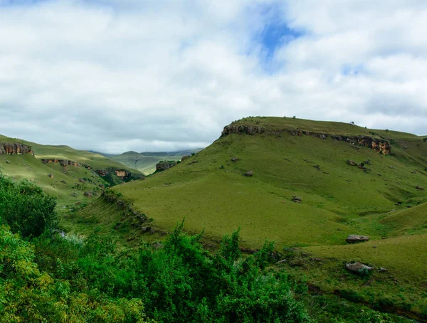 南アフリカ共和国 Drakensberge 風光明媚なパノラマの童話風景を見る 曇り空 クリーク 地平線 見事な放浪癖を持つグリーン ジャイアンツ城広いパノラマ — ストック写真