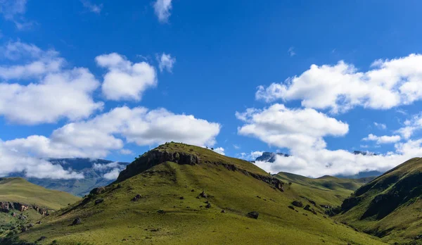 南アフリカ共和国 Drakensberge 風光明媚な自然のワイド パノラマ ビュー 緑の巨人の城の広いパノラマ 晴れた青空 クリーク 草の色屋外景観イメージ — ストック写真