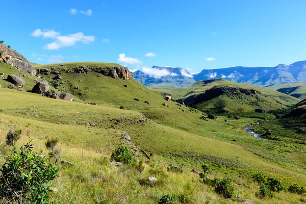 渡来アフリカ Drakensberge 色の風光明媚な風景 緑のジャイアンツ城広いパノラマ 晴れた青空 クリーク 明るい晴れた日に撮影の水平線に向かってビュー — ストック写真