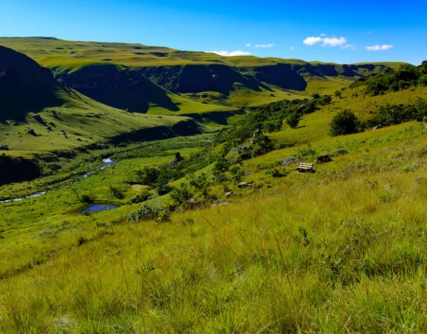 南アフリカ共和国の Drakensberge 自然の風光明媚なパノラマ ビュー 晴れた青空 緑豊かな山々 クリーク ベンチで緑の巨人城広いパノラマの屋外風景画像 — ストック写真