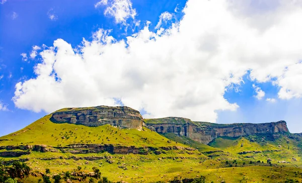 Sccenic 南アフリカ緑 Drakensberge ゴールデン ゲート国立公園風景ワイド ビュー パノラマ 印象的な巨大な山や岩 青い空 日当たりの良い — ストック写真