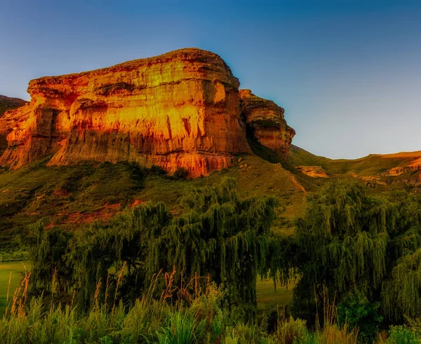 南アフリカ ドラケンスバーグ ゴールデン ゲート国立公園 青い空 日没と黄金の赤い岩 ランドマーク 観光スポット 美しい風景 奇妙な山 — ストック写真