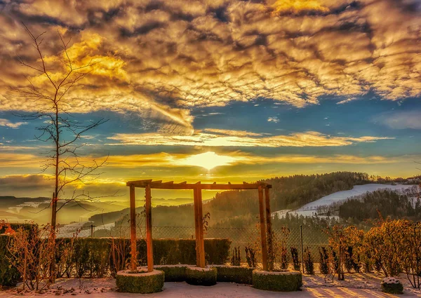 Chwalebne Epickie Golden Sunrise Zimowy Poranek Kolorowe Niebo Patrząc Przez — Zdjęcie stockowe