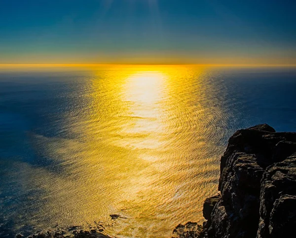 Farbbild Eines Malerischen Goldenen Sonnenuntergangs Über Dem Meer Der Nähe — Stockfoto