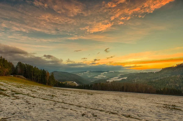 Wschód Słońca Kolorowe Sceniczny Zima Panoramicznym Widokiem Śniegu Objętych Wsi — Zdjęcie stockowe