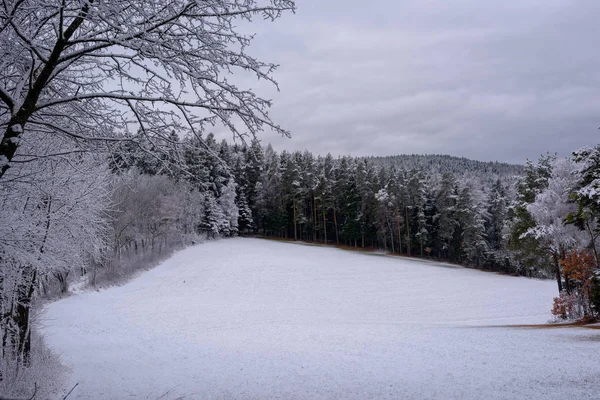 Сельская идиллический цвет зимний пейзаж сельской местности сцены над sn — стоковое фото