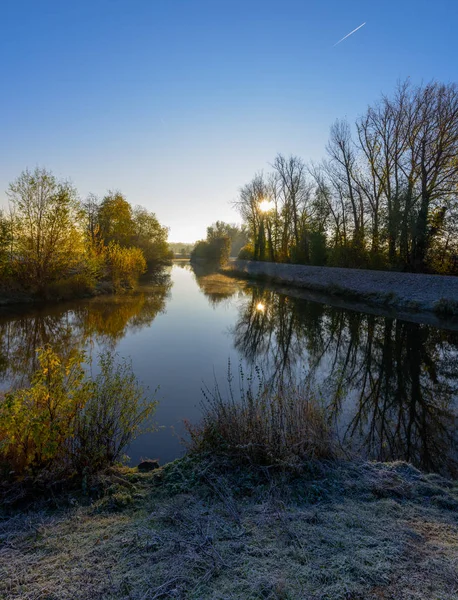 Chiaro Cielo Blu Freddo Soleggiato Autunno Inverno Mattina Alba Fiume — Foto Stock