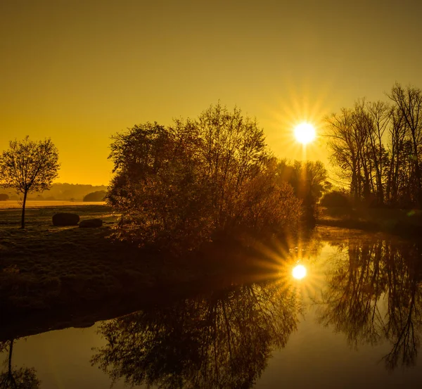 Goldfarbener Kalter Herbst Oder Wintermorgen Sonnenaufgang Einem Fluss Mit Wasserreflexionen — Stockfoto