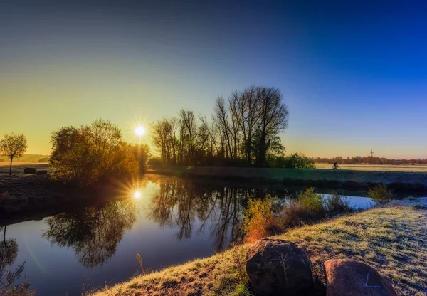 Klare Landschaft Sonniger Herbst Oder Wintermorgen Mit Goldener Sonne Baumreflexionen — Stockfoto