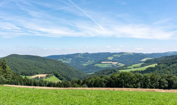 Színes Vidéki Nyári Panorámás Táj Képe Egy Idilli Mezőgazdasági Terület — Stock Fotó