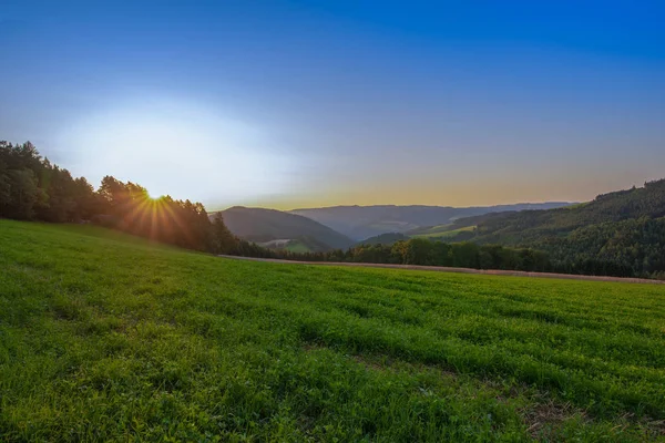 Kolorowe Jasne Sunrise Wiejski Krajobraz Panoramiczny Obraz Szerokim Widokiem Pola — Zdjęcie stockowe