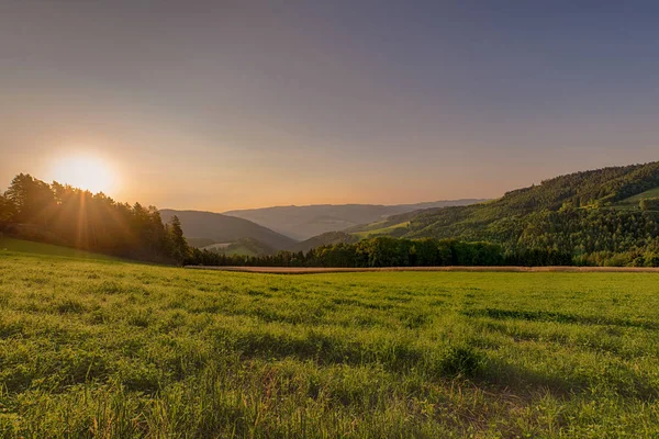 Színes Fényes Sunrise Vidéki Panorámás Táj Kép Mezők Erdő Hegyek — Stock Fotó