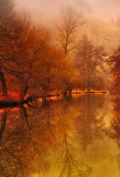 Fine Art Flussufer Idyllische Friedliche Harmonie Ruhiger Nebliger Goldener Winteruntergang — Stockfoto