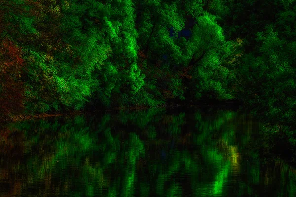 Cores Outono Cênicas Árvores Verdes Refletindo Sobre Água Rio Nidda — Fotografia de Stock